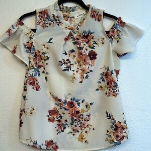 Monteau Floral off shoulder blouse it’s mark as Size:M but it’s more like size:S